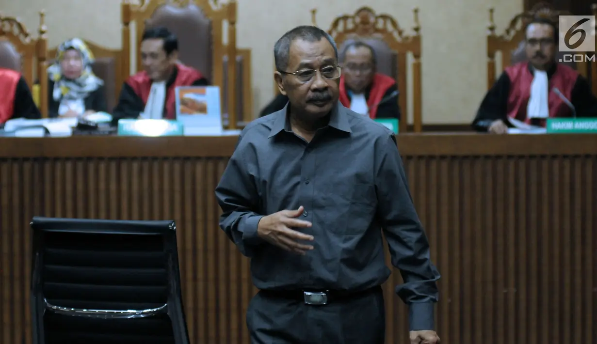 Terdakwa suap Hakim Pengadilan Tinggi Manado, Sudi Wardono usai menjalani sidang pembacaan nota pembelaan di Pengadilan Tipikor, Jakarta, Rabu (23/5). Sebelumnya, Sudi Wardono dituntut hukuman delapan tahun penjara. (Liputan6.com/Helmi Fithriansyah)