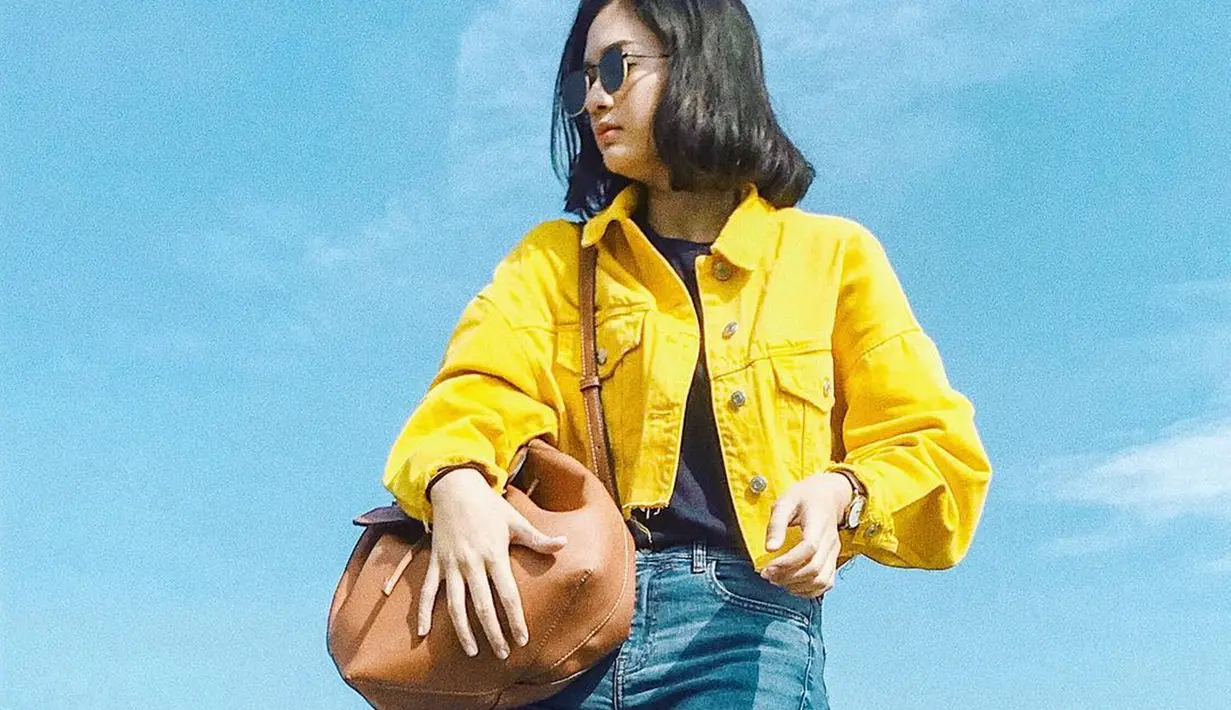 Perempuan yang memiliki nama panggilan Dilla memang sangat memerhatikan fashion. Gaya fashionnya yang keren ini selalu berhasil menyita perhatian. Warna kuning membuatnya terlihat lebih cerah dari biasanya. (Liputan6.com/IG/@faradillayoshi)