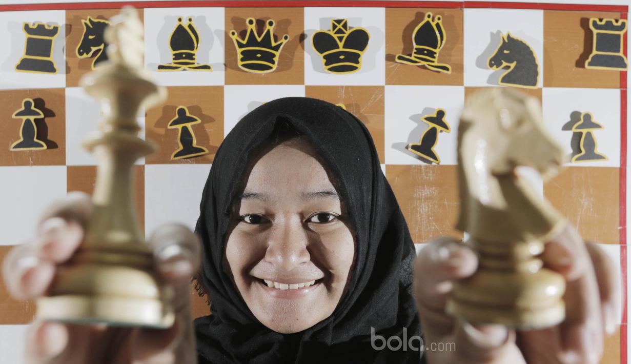 Wanita kelahiran Jakarta 7 Juli 1997 ini merupakan salah satu pecatur terbaik Indonesia dengan segudang prestasi di tingkat regional, nasional maupun dunia. (Bola.com/M Iqbal Ichsan)