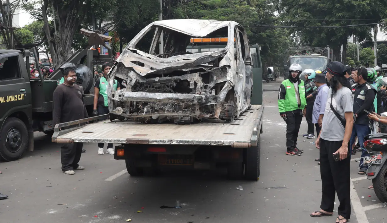 Usai kejadian itu, massa ojek online mendatangi Mako Brimob pada malam harinya, dan hingga kini ketegangan masih berlanjut. (merdeka.com/Arie Basuki)