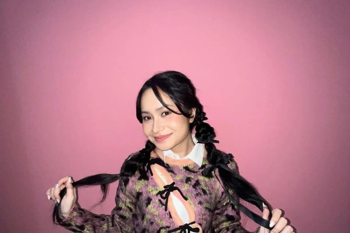 Satine Zaneta Pakai Outfit Pink (Instagram/@satinezaneta)