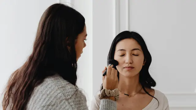 Cara Aplikasikan Makeup Rosy Glow untuk Warm Aura yang Tahan Lama