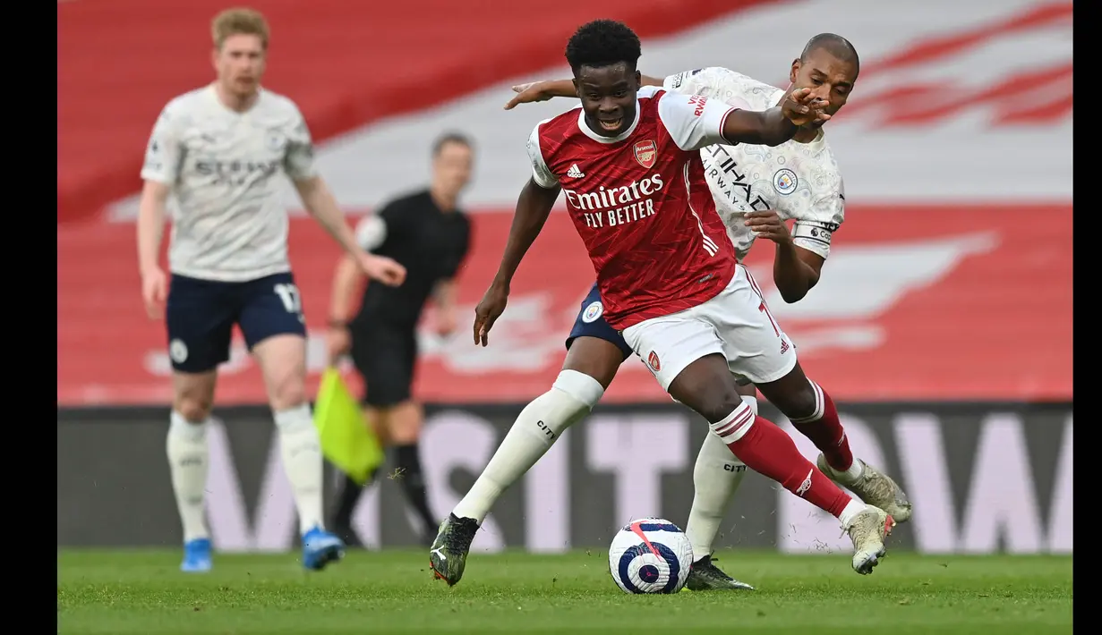 Bukayo Saka merupakan lulusan asli akademi Arsenal yang diorbitkan di skuad utama pada tahun 2019 lalu ketika umurnya masih 17 tahun. Saka akhirnya berhasil meyakinkan Mikel Arteta bahwa ia bisa tampil impresif di musim 2020/2021. (Foto: AFP/Pool/Shaun Botterill)