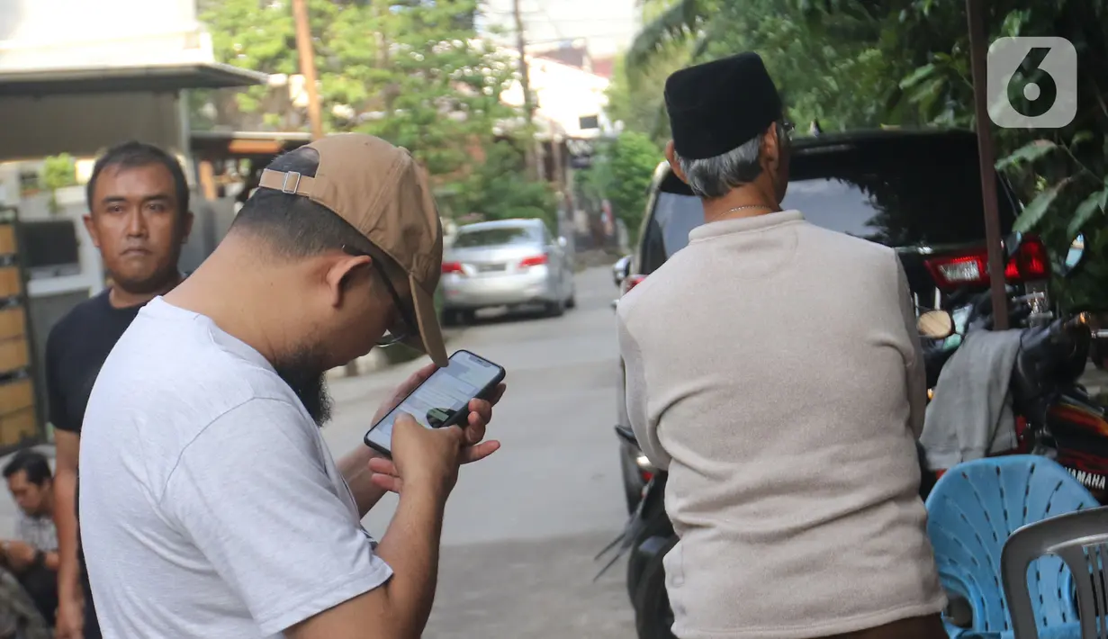 Penyidik senior KPK Novel Baswedan keluar dari rumahnya usai rekontruksi penyiraman air keras terhadap dirinya di Jalan Deposito, Kelapa Gading, Jakarta, Jumat (7/2/2020). Karena alasan kesehatan, Novel Baswedan tidak mengikuti proses rekonstruksi meski berada di rumah (Liputan6.com/Herman Zakharia)