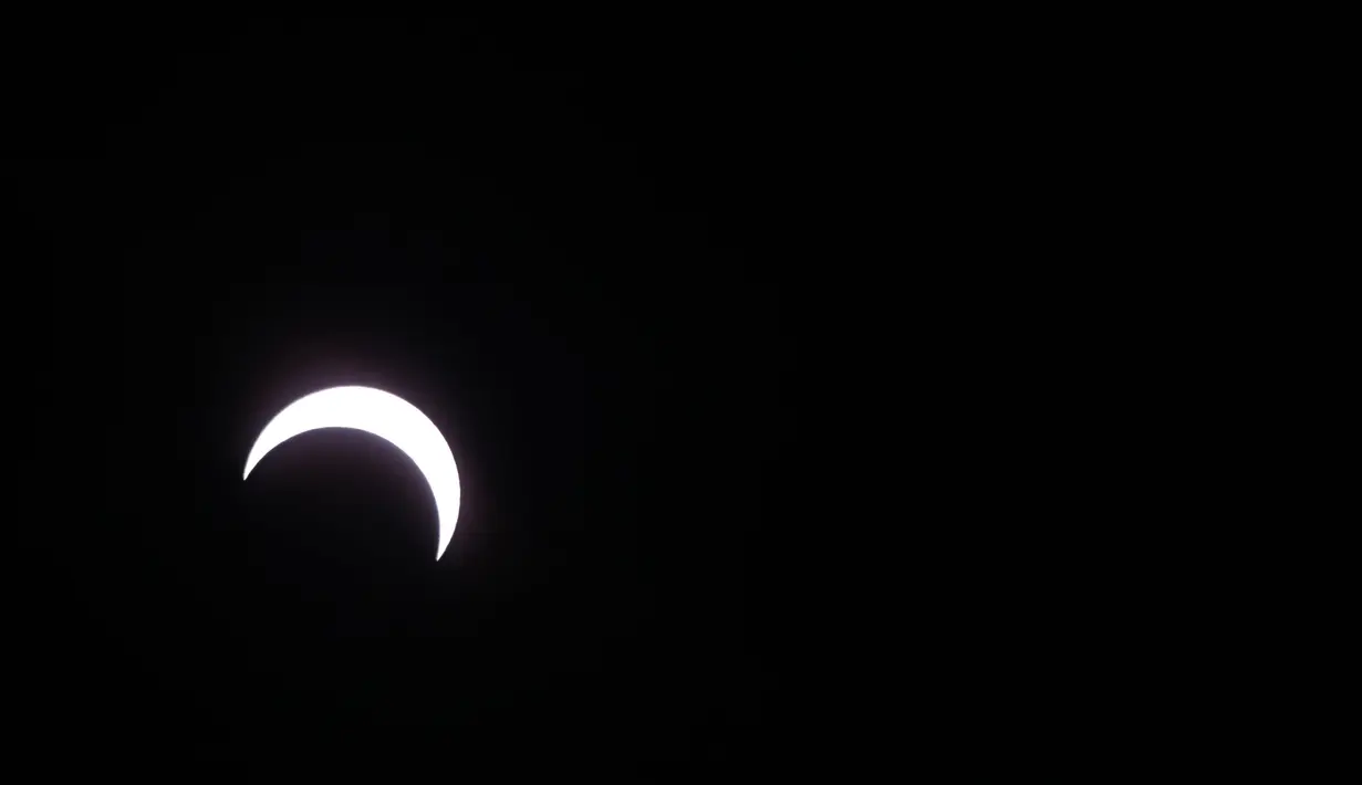 Potret gerhana matahari cincin yang menghiasi langit La Reunion, Samudera Hindia, Kamis (1/9). Beberapa kota di luar negeri menjadi saksi dari gerhana Matahari cincin alias solar eclipse ini. (AFP PHOTO/Richard BOUHET)
