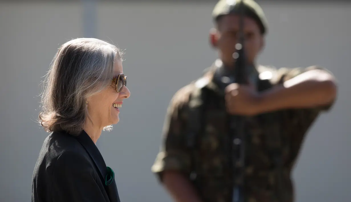 Presiden Mahkamah Agung Carmen Lucia menghadiri sebuah upacara untuk menghancurkan senjata api yang disita di Negara Bagian Rio, di Rio de Janeiro, Brasil, Rabu (20/12). (AP Photo/Leo Correa)