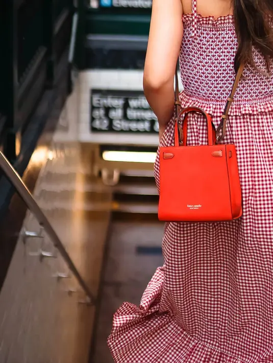 Lane Large Satchel bisa digunakan sebagai tas pendamping. Sedangkan yang menyukai tas berukuran kecil, Lane Small Satchel dihadirkan dalam 6 pilihan warna, dari netral hingga bold dan dilengkapi dengan strap panjang dan zip closure. Foto: Document/Kate Spade New York.