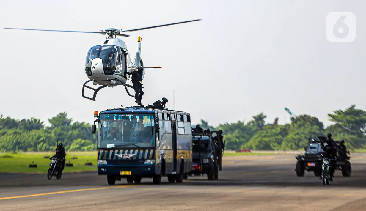 Selain upacara, fly pass formasi 77 juga dilakukan oleh pesawat F-16, serta demo darat dan demo udara yang terdiri dari terjun penyelamatan, pembebasan sandera, close air support, dan atraksi tempur di udara. (Liputan6.com/Faizal Fanani)