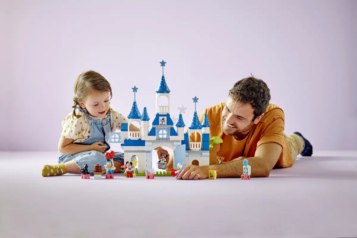 Dalam mendukung imajinasi anak, Lego Group baru-baru ini meluncurkan koleksi Lego terbaru bertema Disney sekaligus menjadi rangka turut merayakan 100 tahun Disney.