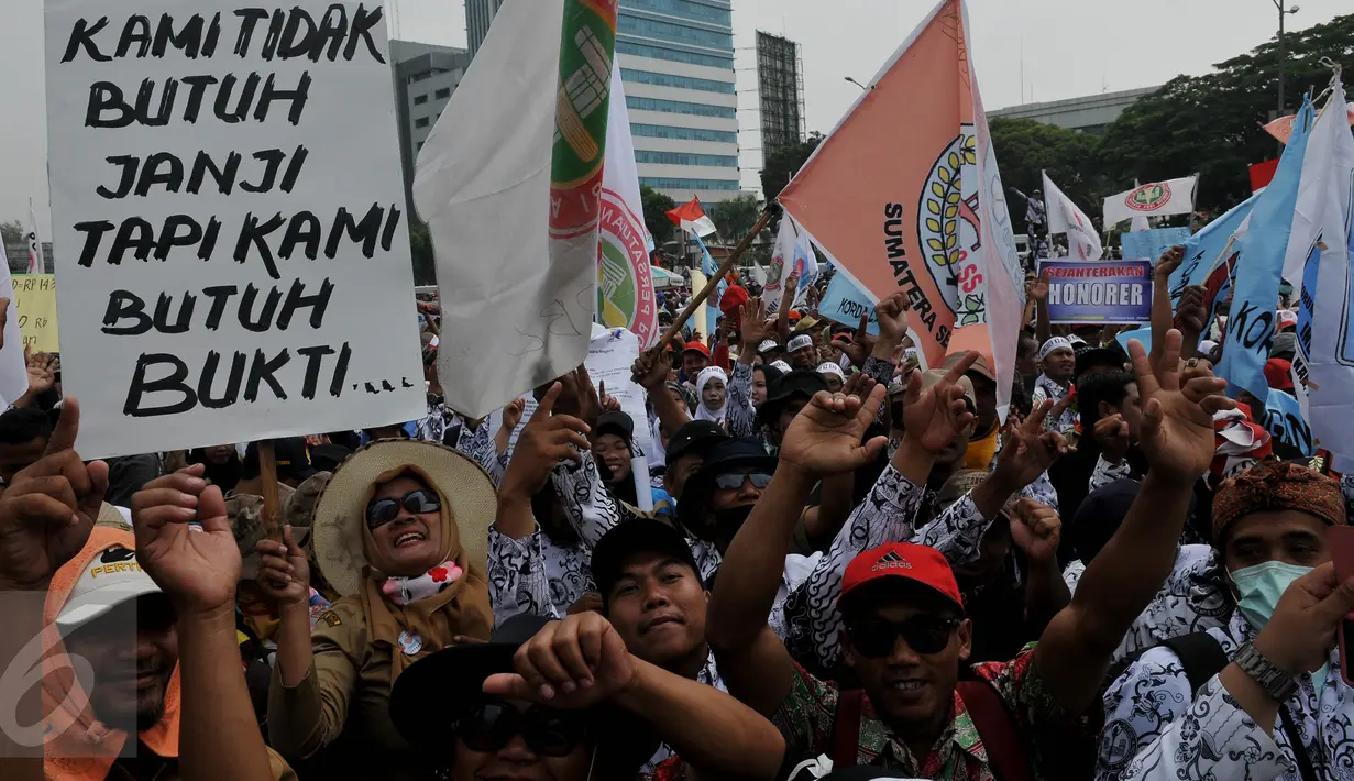 Aksi ribuan guru honorer  dari Persatuan Guru Republik Indonesia (PGRI) saat menggelar mogok dan unjuk rasa di depan gedung DPR/MPR, Jakarta, Selasa (15/9). Para guru itu menuntut Pemerintah mengangkat mereka menjadi PNS. (Liputan6.com/Johan Tallo)