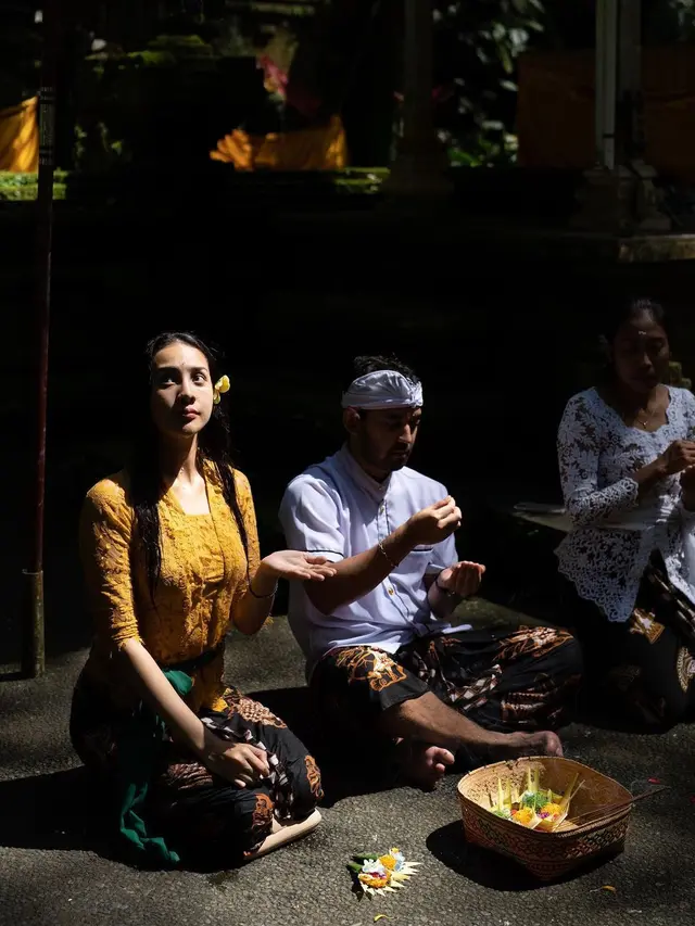 7 Potret Anya Geraldine Jalani Ritual Melukat, Mengaku Nyaman dan Damai