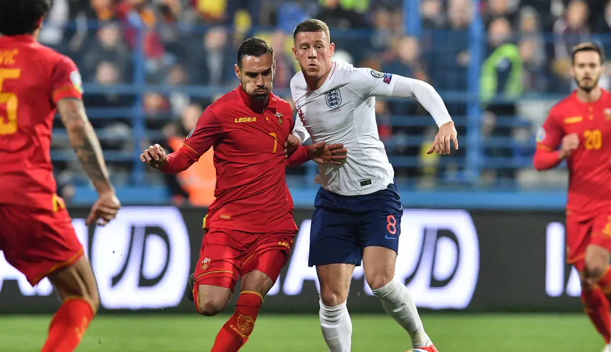 Duel antara Ross Barkley dengan Marko Vesovic pada laga kedua Kualifikasi Piala Eropa 2020 yang berlangsung di Stadion Pod Goricom, Podgrica, Selasa (26/3). Timnas Inggris menang 5-1 atas Montenegro. (AFP/Andrej Isakovic)