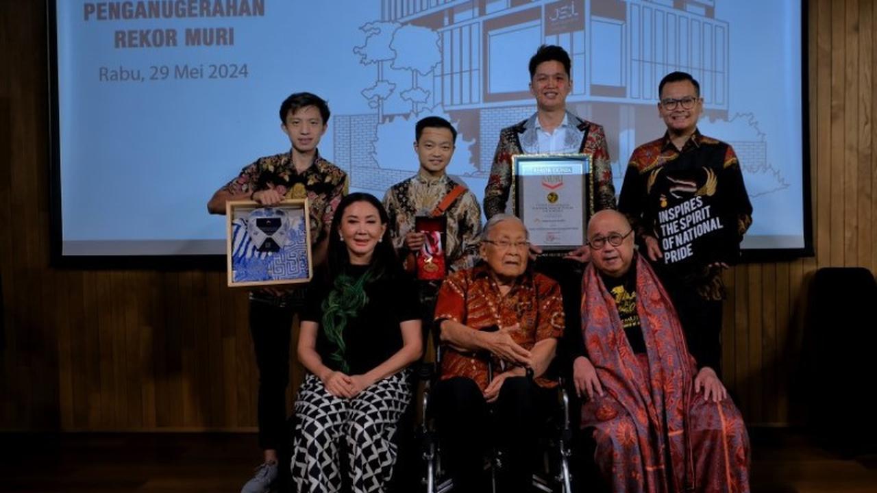 Pedjoeang Batik Raih Rekor MURI Sebagai Pelopor Batik Tulis Berkancing ...