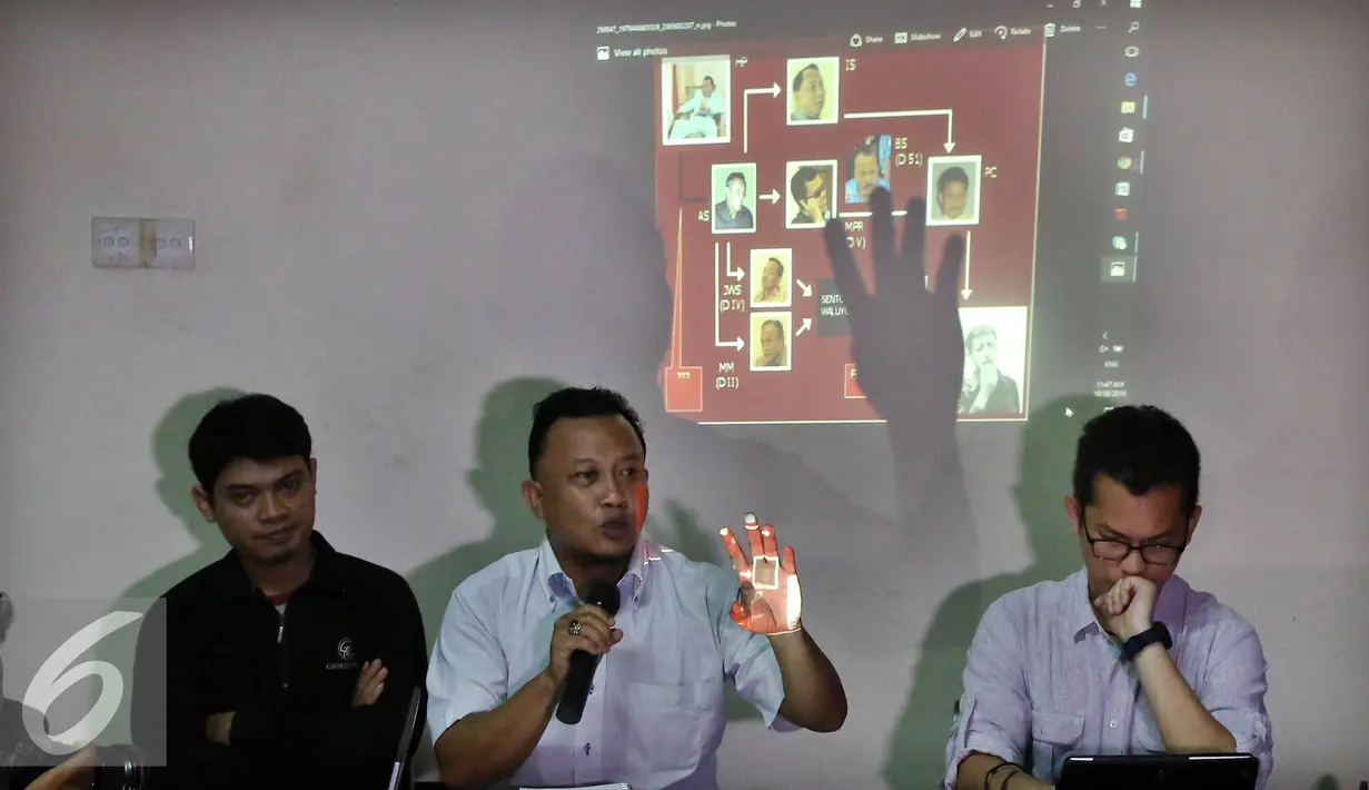 M. Choirul Anam memberikan keterangan saat jumpa pers di kantor LBH, Jakarta, Minggu (30/10). Mereka mendesak Presiden Jokowi segera mengungkap dokumen hasil penyelidikan tim pencari fakta (TPF) kasus pembunuhan munir. (Liputan6.com/Johan Tallo)