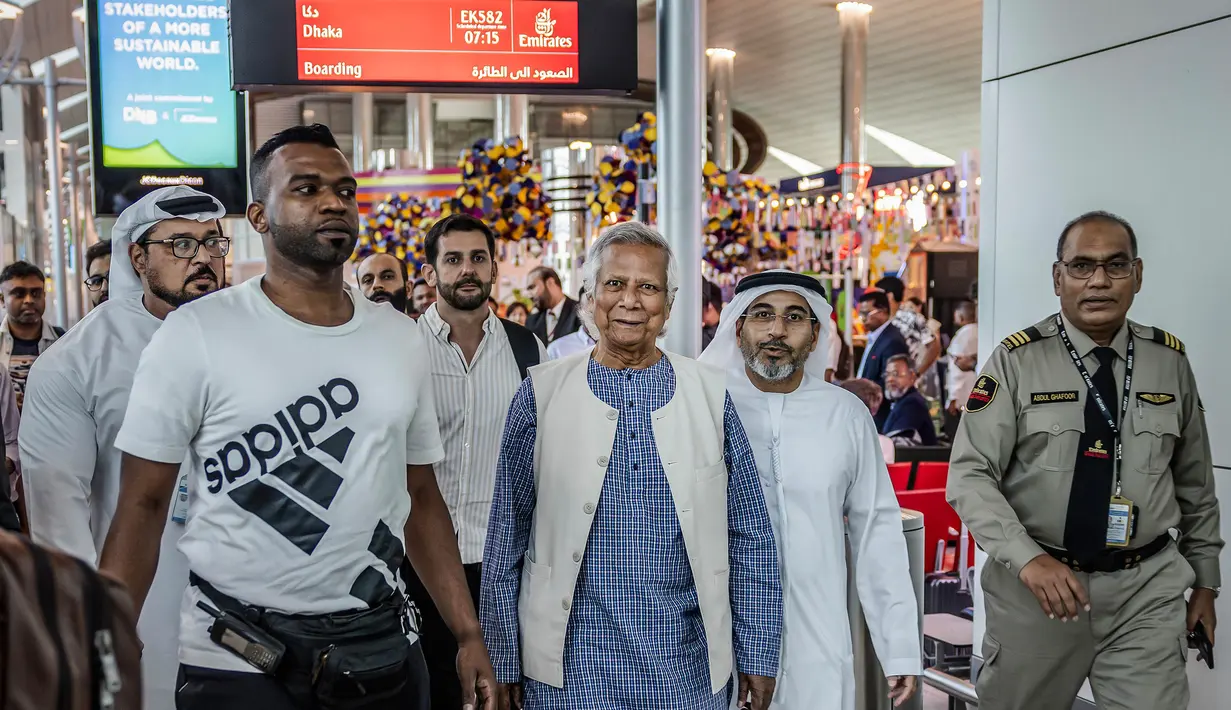 Sebelumnya, Muhammad Yunus mendarat di Dhaka dengan pengamanan ketat. (Luis TATO/AFP)