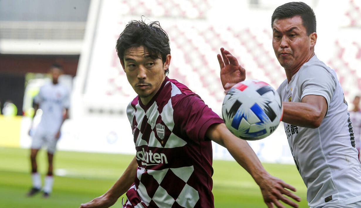 Pemain Shanghai SIPG, Mirahmetjan Muzepper, berebut bola dengan pemain Vissel Kobe, Daigo Nishi, pada laga Liga Champions Asia di Doha, Qatar, Senin (7/12/2/2020). Vissel Kobe menang dengan skor 2-0. (AP Photo/Hussein Sayed)