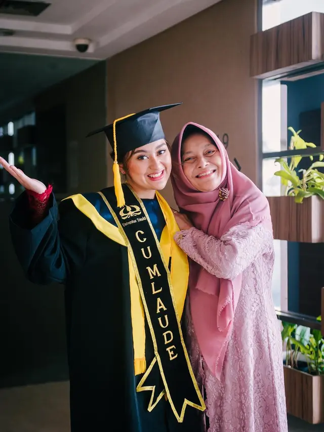 7 Momen Wisuda Memes Prameswari, Raih Gelar Magister dengan Predikat Cumlaude