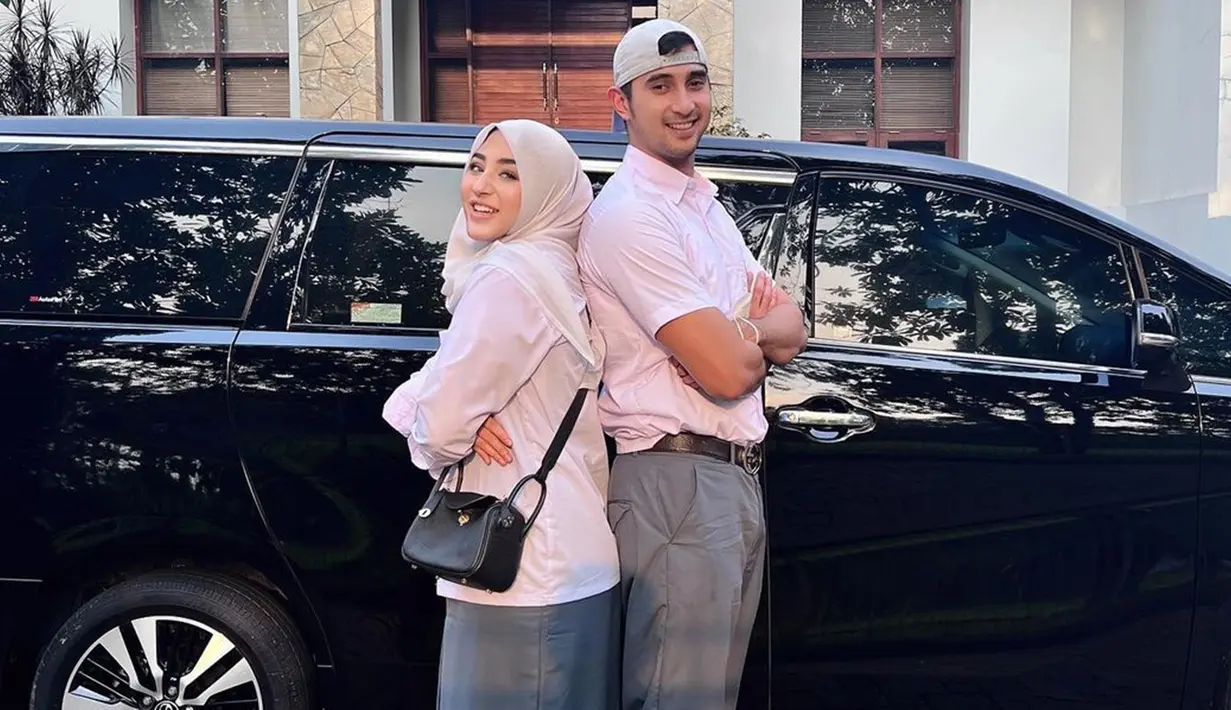 Margin Wieheerm mengunggah potret dirinya dan suami kenakan seragam SMA. Beginilah pose gemas mereka yang terlihat masih cocok jadi anak SMA. Netizen yang melihatnya pun langsung mengatakan keduanya seperti anak SMA yang sedang berpacaran. (Liputan6.com/IG/@maginw)