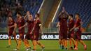 Para pemain AS Roma  memberikan salam kepada fans usai mengalahkan Inter Milan pada lanjutan Serie A Italia di Stadion Olympico, Roma, Senin (3/10/2016) dini hari WIB. (REUTERS/Max Rossi)