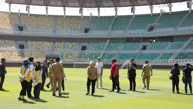 Perwakilan FIFA saat meninjau GBT Surabaya. (Istimewa)