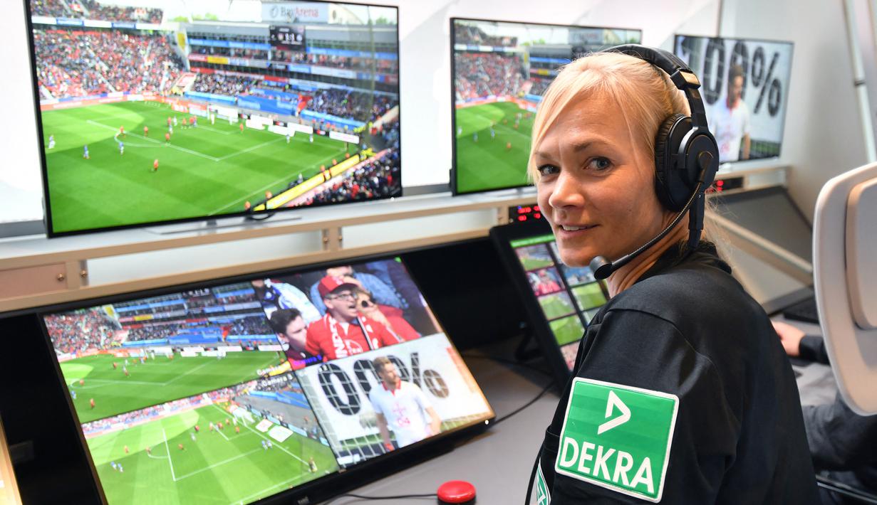 Usai Pensiun, Bibiana Steinhaus masih berkarir di perwasitan dengan menjadi asisten wasit dalam layanan Video Assistant Referee (VAR) di Video Assist Center. Bibiana juga menjalin hubungan dekat dengan mantan wasit FIFA asal Inggris Howard Webb. (AFP/Ina Fassbender)