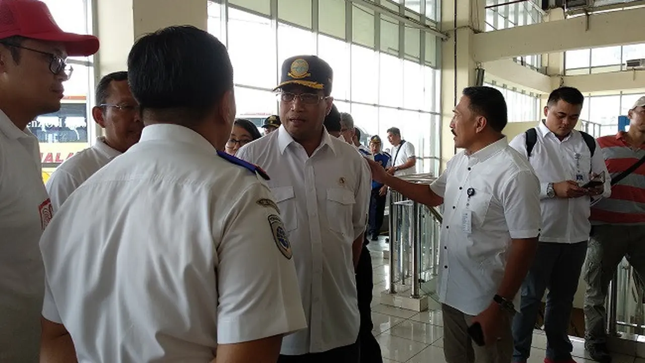Menhub Budi Karya Cek E-Ticketing di Terminal Pulo Gebang (Liputan6.com/Maulandy Rizky Bayu Kencana)