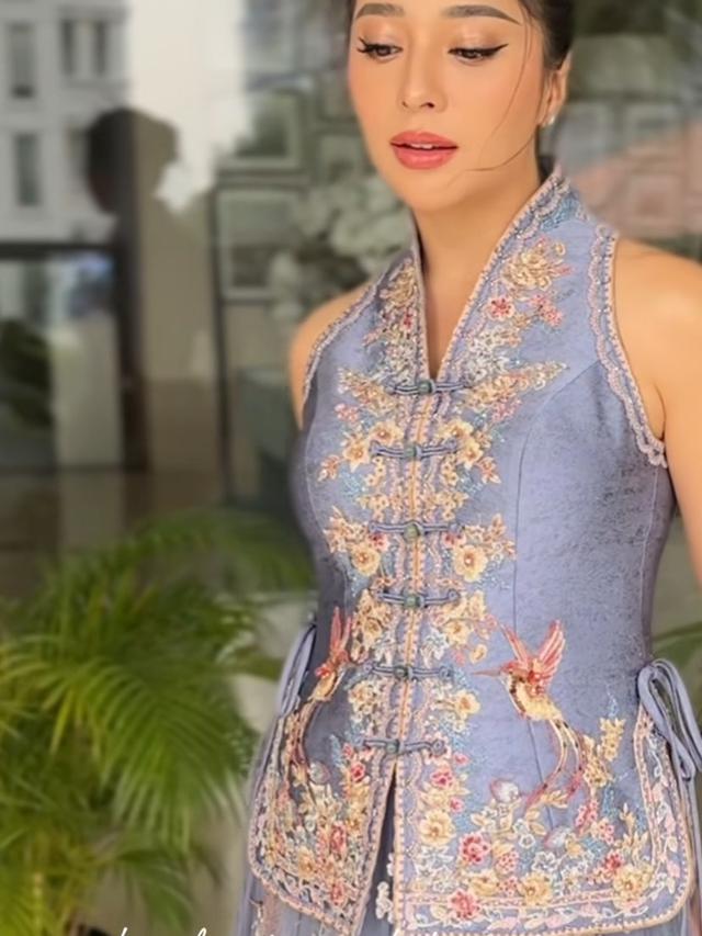 Pesona Nikita Willy Dibalut Baju Chinese Qipao. [@melinathemua]