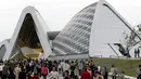 Sejumlah pengunjung berjalan di Bridge Pavilion selama preview Expo Zaragoza 11 Juni 2008. (REUTERS / Luis Correas)