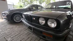 Sebuah mobil BMW seri 3 E30 generasi kedua (kanan) bersanding dengan BMW seri 3 terbaru di Jakarta, Rabu (17/10). Jelang perhelatan Indonesia Bimmerfest 2018 di Semarang penyelenggara menyediakan grand prize BMW seri 3 E30. (Liputan6.com/Fery Pradolo)