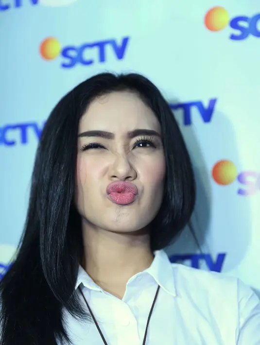 Banyaknya lelaki berbadan kekar dan tinggi di tempat nge-Gym yang mengangkat barbel, Cita mengaku sering curi-curi pandang. (Nurwahyunan/Bintang.com)