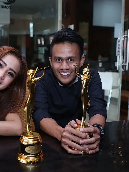 ‘Sakitnya Tuh Disini’ juga membuat Ishak dan Tjahjadi meraih Kategori Pencipta Lagu Dangdut/Dangdut Kontemporer Terbaik dan Kategori Produser/Penata Musik Lagu Dangdut Terbaik. (Wimbarsana/Bintang.com)