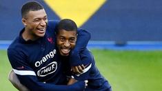 Penyerang Prancis, Kylian Mbappe, bercanda dengan Presnel Kimpembe, saat sesi latihan jelang laga UEFA Nations League di Paris, Senin (7/9/2020). Pemain muda PSG itu akan absen melawan Kroasia karena dinyatakan positif terjangkit COVID-19. (AFP/Franck Fife)