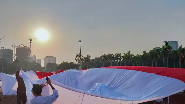 Peserta Membawa Bendera Merah Putih Keliling Monas