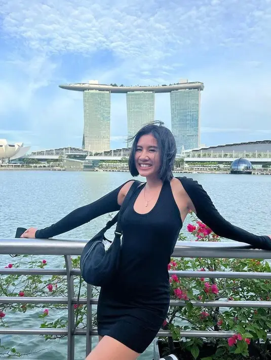 Aktris Shenina Cinnamon nonton konser di Singapura bareng Angga. Ia tampil menawan dengan bodycon dress dengan sarung
