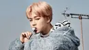 Dan baru-baru ini, para penggemar BTS dihebohkan dengan postingan foto oleh salah satu warganet. Lantaran warganet itu berencana untuk menembak Jimin di tur konser dunia BTS pada 5 September 2018. (Foto: soompi.com)