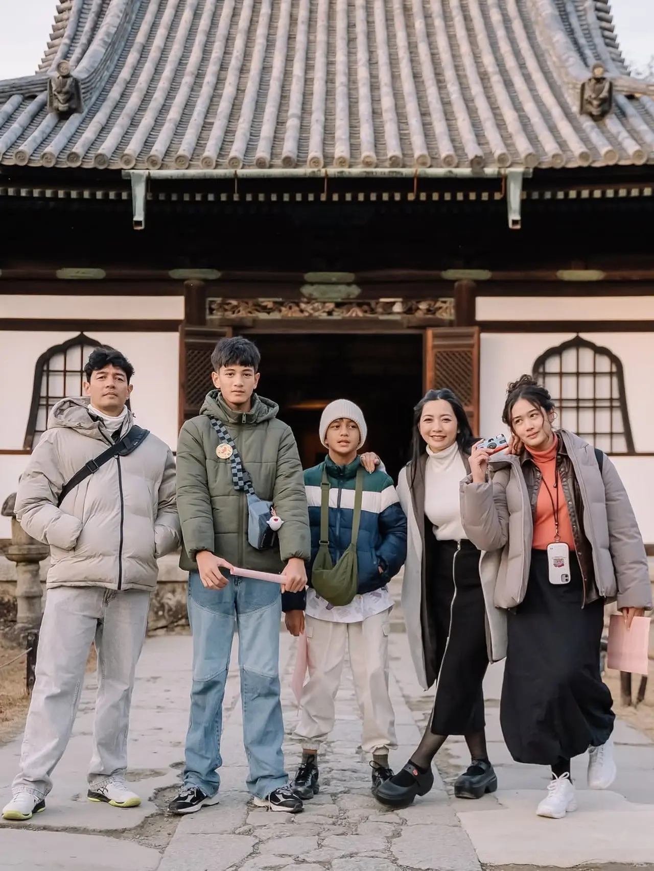 5-potret-hesti-purwadinata-dan-edo-borne-liburan-ke-jepang-bareng-anak