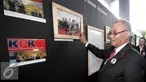 Ketua KPK, Agus Rahardjo melihat pameran foto di Gedung KPK, Jakarta, Selasa (29/12). Pameran foto yang bertajuk Mata Selular Antirasuah tersebut menggambarkan kegiatan-kegiatan di KPK dan di Pengadilan Tipikor Jakarta. (Liputan6.com/Helmi Afandi)