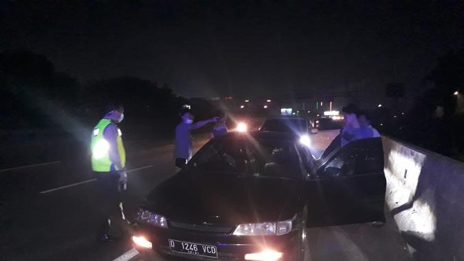 Polisi memberhentikan mobil Ferdian Paleka di tol Tangerang Merak. (Liputan6.com/Pramita Tristiawati)