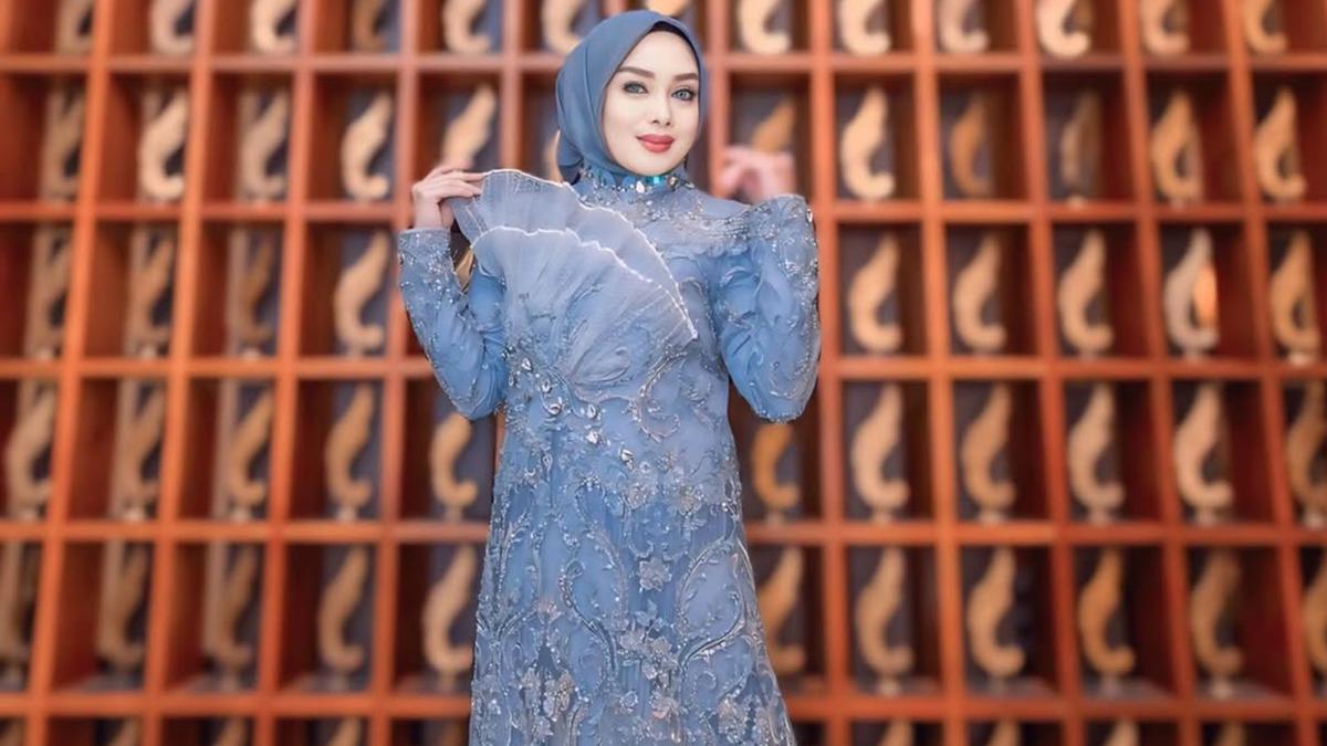 5 Pesona Gamis Biru Berpayet Terry Putri di Acara Spesial, Anggun dan Glamor