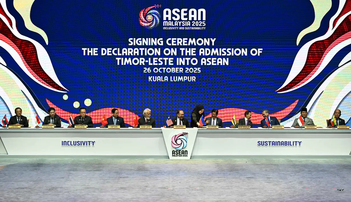 Melalui deklarasi pada KTT ke-47 ini, Timor Leste secara resmi bergabung menjadi anggota ke-11 ASEAN. (MOHD RASFAN/AFP)