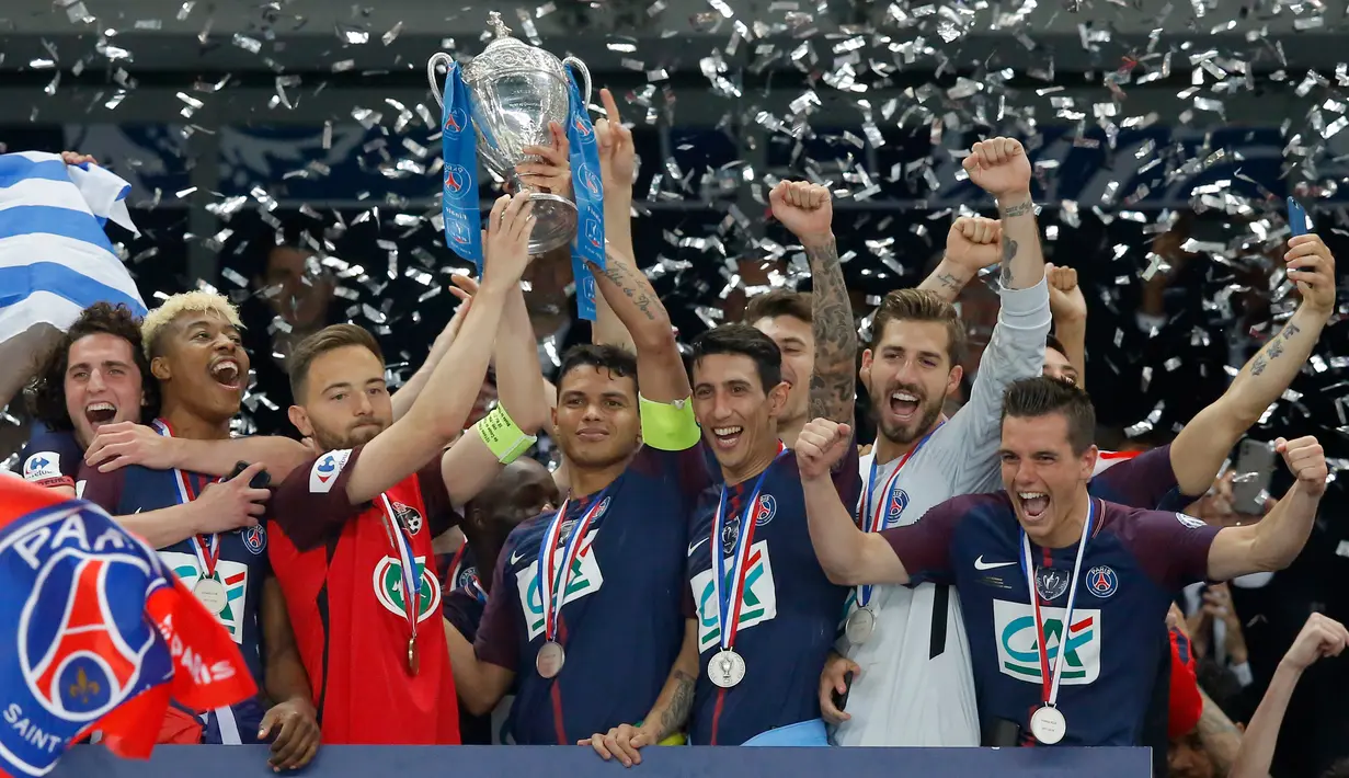 Pemain Paris Saint-Germain, Thiago Silva (tengah) memegang trofi seusai menjuarai Piala Prancis (Coupe de France) di Stade de France, Rabu (9/5). PSG menang 2-0 atas Tim divisi tiga, Les Herbiers pada final Piala Prancis. (AFP/FRANCK FIFE)