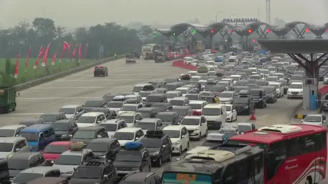 Tol Palimanan-Kanci mulai mengalamai kepadatan oleh kendaraan para pemudik. kemacetan mencapai 5 kilometer hingga pintu keluar Palimanan. 