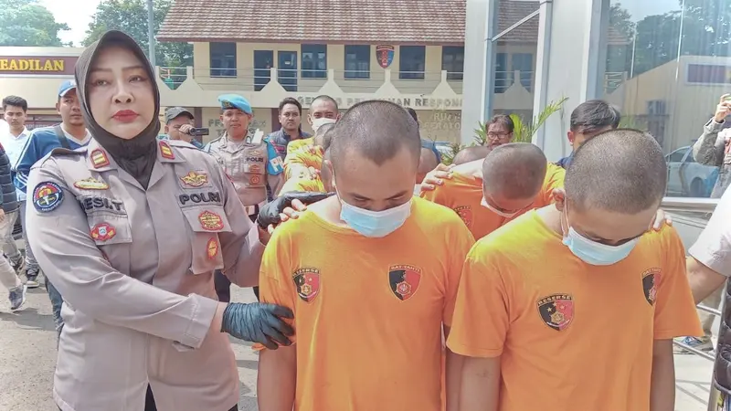 Satuan Narkoba Polres Bogor menggerebek rumah kontrakan di Tangerang Selatan yang digunakan sebagai laboratorium jenis narkoba sintetis.