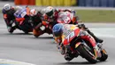 Pembalap Repsol Honda, Alex Marquez, memimpin balapan MotoGP Prancis di Le Mans, Minggu (11/10/2020). Petrucci finis pertama dengan catatan waktu 45 menit 54,736 detik. (AP Photo/David Vincent)