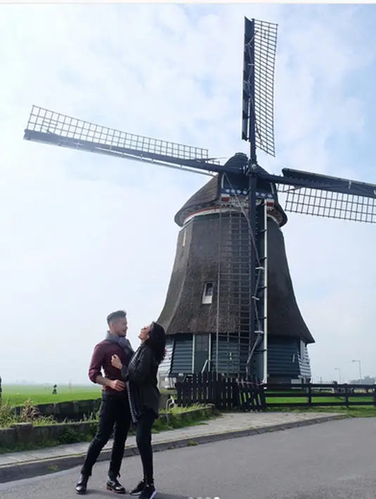 "ka @tyasmirasih semoga cepet dapet momongan," tulis nha_ratna1705.  "Selamat berbahagia,, semoga pulang membawa berkah, segera diberi keturunan yang sholeh Sholehah,, cinta kalian abadi dan hanya maut yang memisahkan," tulis iiedsoekamto.