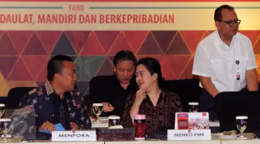 Menko PMK, Puan Maharani (ketiga kiri) berbincang dengan Menpora Imam Nahrawi jelang Rakor Persiapan Pelaksanaan Asian Games 2018 di Jakarta, Rabu (31/8). Rakor berlangsung tertutup dan dihadiri instansi terkait. (Liputan6.com/Helmi Fithriansyah)