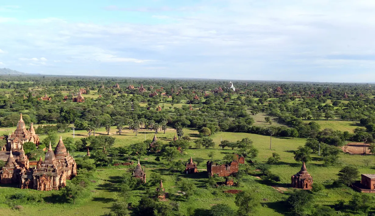 Foto aeral situs-situs kuno yang berada di kota tua Bagan, distrik Nyaung U, Myanmar tengah, 24 Juni 2018. Keindahan bangunan tua ditanah yang luas ini semakin menakjubkan dengan kehadiran vegetasi yang tumbuh di sekitarnya. (AP Photo/Aung Shine Oo)
