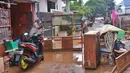 Warga mengeluarkan barang-barang mereka untuk dibersihkan setelah banjir melanda perumahan Ciledug Indah, Tangerang, Senin (21/2/2021). Banjir yang menggenangi perumahan itu membuat warga mengalami kerugian cukup besar karena barang-barang berharga mereka rusak parah. (Liputan6.com/Angga Yuniar)