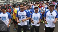 Bupati Lombok Barat, Fauzan Khalid bersama artis Chico Jericho melakukan olah raga di Hari Bebas Kendaraan Bermotor (HBKB) Bunderan Hotel Indonesia Jakarta, Minggu (2/4). (Liputan6.com/Johan Tallo)