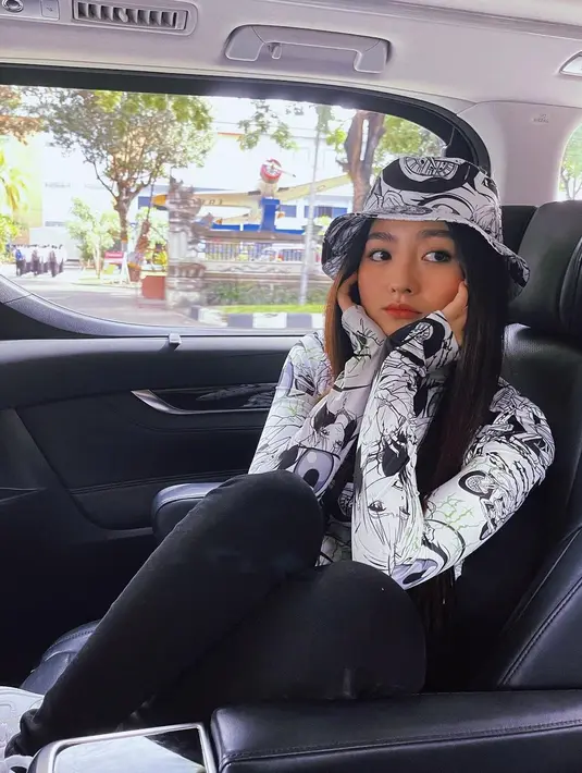 "Wah susah banget sih. Di zaman itu mama fokusin yang penting anaknya tetap makan. Mungkin kita cuma makan tempe, sayur labu siam, yang penting dapat makan saja," katanya. (Instagram/natashawilona12)